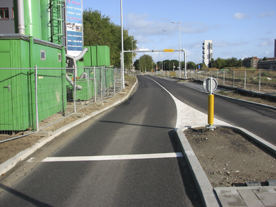 907677 Gezicht over de heringerichte en deels opengestelde Talmalaan te Utrecht, van bij de Draaiweg naar het noorden.